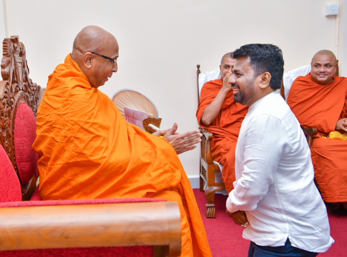  ජනපති අමරපුර මහා නා හිමි බැහැදැක නව වසරට ආශීර්වාද ලබා ගනී